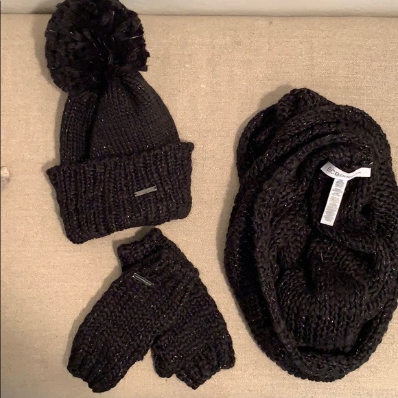 BCBG Accessories - BCBG Knitted scarf set